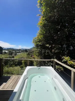 a bath tub sitting on top of a deck at Alto Paraíso Glamping 