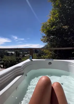 a person sitting in a jacuzzi bath tub at Alto Paraíso Glamping 