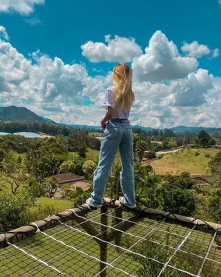 a young girl standing on top of a fence at Alto Paraíso Glamping 