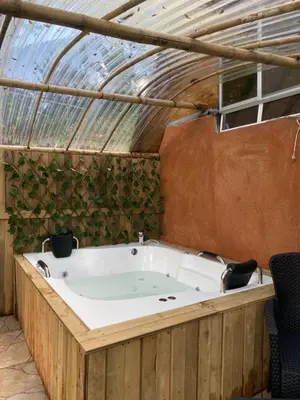 a jacuzzi tub in a green house at Glamping A-MAR in Cocorná