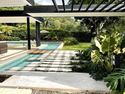 a swimming pool in a yard with a house at Finca Luxury (Casa Creta) - Santa fé de Antioquia in Sopetran