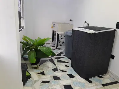 a bathroom with a black and white floor with a trash can at Casa Del Árbol in Doradal