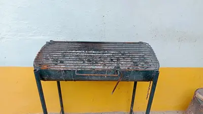 an old metal bench sitting in front of a wall at Jardín de la Inmaculada - a 8min del parque in Jardin