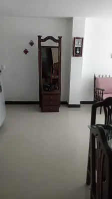a mirror and a dresser in a room at casa 4 cocorna in Cocorná
