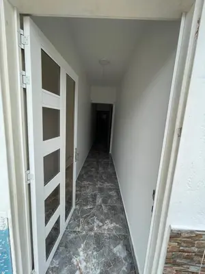 an empty hallway with a door and a hallway at Apartamento vacacional galeón 2 Doradal in Doradal