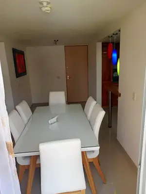 a dining room with a white table and white chairs at Lindo Apartamento para estadía familiar in Rionegro