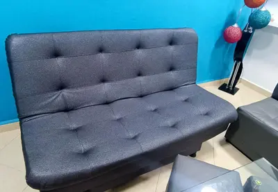 a gray couch in a room with a blue wall at Hermosa casa en el mejor lugar! in Sabaneta