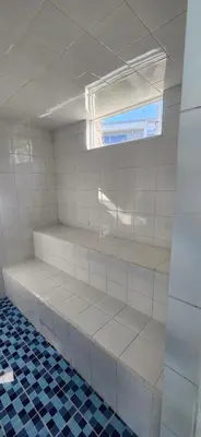 a white tiled room with a window and shelves at Apartasol Club Ciudadela Santa Fe - Santa Fe de Antioquia in Santa Fe de Antioquia