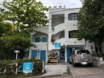 a car parked in front of a building at cabaña82 in Puerto Triunfo