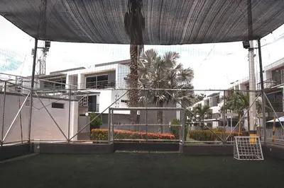 a tennis court with a net in front of a building at Encantador Apartamento Ciudadela in Santa Fe de Antioquia