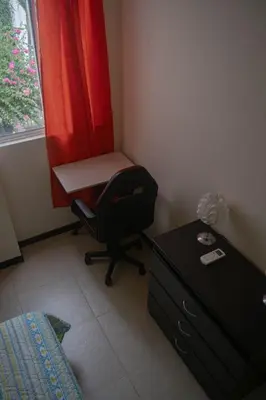 a bedroom with a desk and a chair next to a window at Encantador Apartamento Ciudadela in Santa Fe de Antioquia