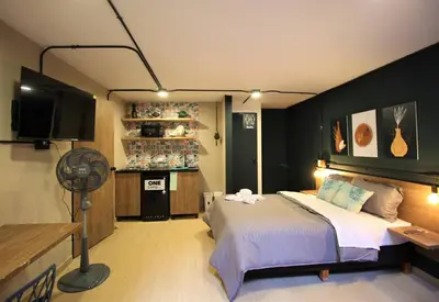 a bedroom with a bed and a fan in it at Apartamento con puesto de trabajo ONE102 By Roots Rentals in Medellín