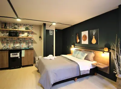 a bedroom with a large bed and a black wall at Apartamento con puesto de trabajo ONE102 By Roots Rentals in Medellín