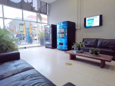 a living room with a couch and a soda machine at Hotel Las Olas Bello in Machado