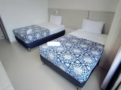 two beds in a small room withthritisthritisthritisthritisthritisthritisthritisthritisthritis at Hotel Las Olas Bello in Machado