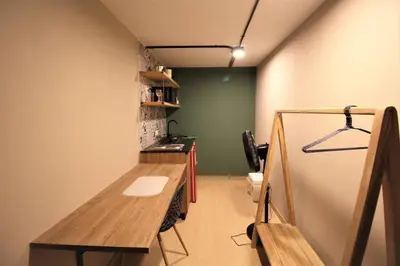 a room with a desk and a sink in a room at Apartamento que permite mascota en Medellín ONE105 By Roots Rentals in Medellín