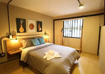 a bedroom with a bed with a towel on it at Apartamento con cocina y baño privado - ONE106 By Roots Rentals in Medellín