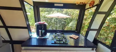 a room with a counter with a blender on a table at Chalet Petit Verdot in Santa Elena