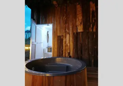 a bath tub in a kitchen with a refrigerator at Hotel Cabañas y Chalets lujosos Mágica Luna Manizales in Villamaría