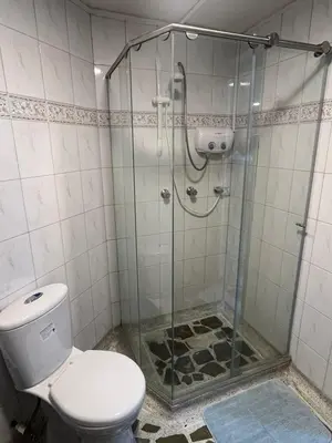 a bathroom with a glass shower with a toilet at Bonito apartamento con excelente ubicación in Manizales