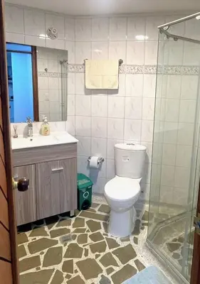 a bathroom with a toilet and a sink and a shower at Bonito apartamento con excelente ubicación in Manizales