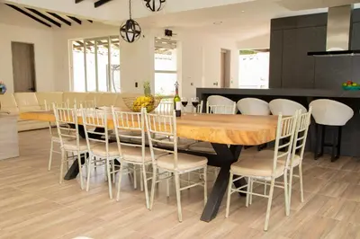 a kitchen and dining room with a wooden table and chairs at Espectacular Villa en Copacabana in Copacabana