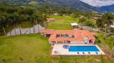 an aerial view of a house with a swimming pool at Espectacular Villa en Copacabana in Copacabana