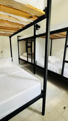 two bunk beds are in a room withthritisthritisthritisthritisthritisthritisthritisthritis at Baku Laureles Hostel in Medellín