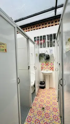 a bathroom with a toilet and a sink at Baku Laureles Hostel in Medellín