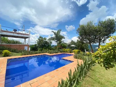 a swimming pool in the yard of a house at APARTAMENTO CAMPESTRE EN EJE CAFETERO in Manizales