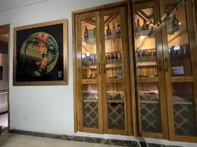 a room with wooden cabinets and a picture of a woman at Económica casa con piscina privada en Medellín MLB by Lets Go in Medellín