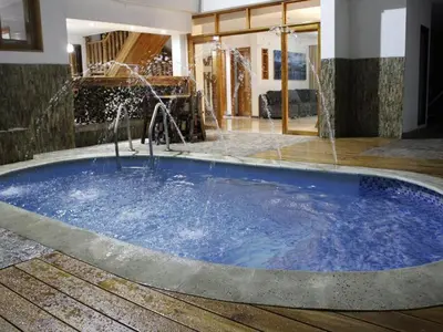 a large blue pool with a fountain in a house at Económica casa con piscina privada en Medellín MLB by Lets Go in Medellín