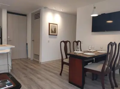 a dining room with a table and chairs in a room at Confortable apartamento in Manizales