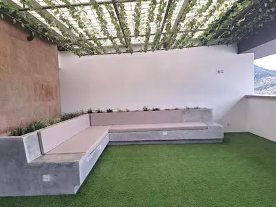 a room with a bench and green grass at Confortable apartamento in Manizales