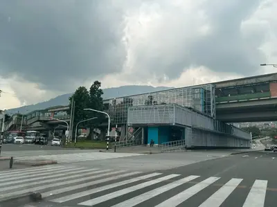 a building on a street with a crosswalk at Medellin, elegante y central apartamento in Medellín