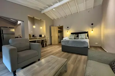 a bedroom with a bed and a chair and a table at Dos habitaciones, amplio, estrategicamente ubicado in El Poblado