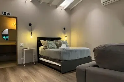 a bedroom with a bed and a couch at Dos habitaciones, amplio, estrategicamente ubicado in El Poblado