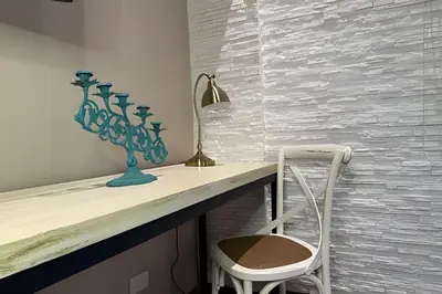 a desk with a lamp and a chair in a room at Dos habitaciones, amplio, estrategicamente ubicado in El Poblado
