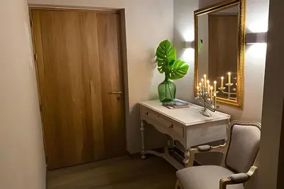 a dressing room with a desk and a mirror at Dos habitaciones, amplio, estrategicamente ubicado in El Poblado