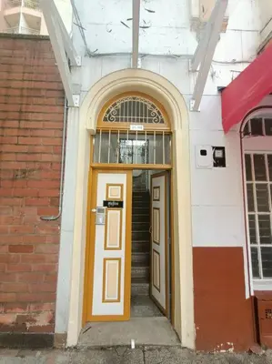 an entrance to a building with a yellow door at Estudio Duplex Vintage en el Centro para 4H Atelier in Medellín
