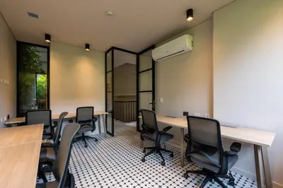 an office with a conference room with desks and chairs at Nakúa Stay & Work Hotel in Medellín