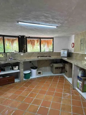 a room with a kitchen with windows and a tiled floor at increible casa de campo con piscina y jacuzzi! in Támesis