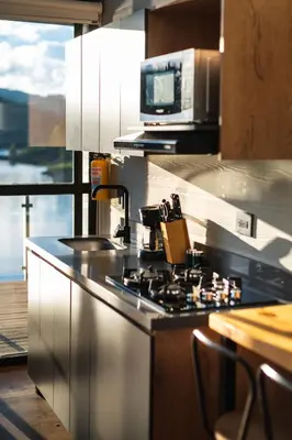 a kitchen with a stove and a microwave at 5CHALETS in Guatapé