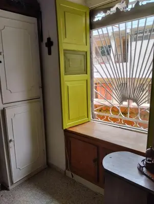 a room with a window with a cross on the door at Casa Mamá Chelita in Titiribí