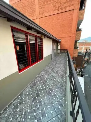 a balcony of a building with red windows at Vacaciones con tu mascota Loft con terraza Mayorca in Sabaneta
