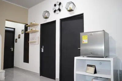 a room with two black doors and a machine at Como en casa 2 in La Dorada