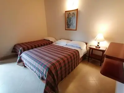 a hotel room with two beds and a table at Balcones del Parque Jardin in Jardin