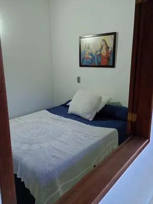 a bedroom with a bed and a painting on the wall at Hostal Famihotel Fundadores in Jardin