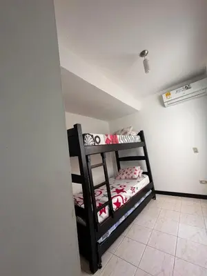 a small room with two bunk beds in it at Apartamento 2 habitaciones aire acondicionado en Sopetran Unidad res Piscinas sol y descanso in Sopetran