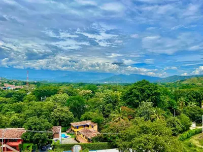an overhead view of a village with trees and mountains at occidente colonial santa fe de Antioquia tipo resort Aparta sol tobogán kanaloa parque acuático in Santa Fe de Antioquia